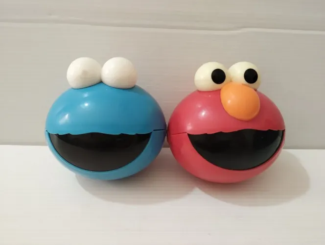 2 Porta Snacks Vila Sésamo Elmo e Collie Monster (Importado)