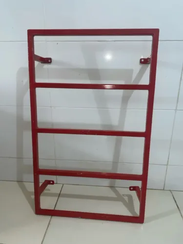 Prateleira Expositora de Metal Retangular Vermelha