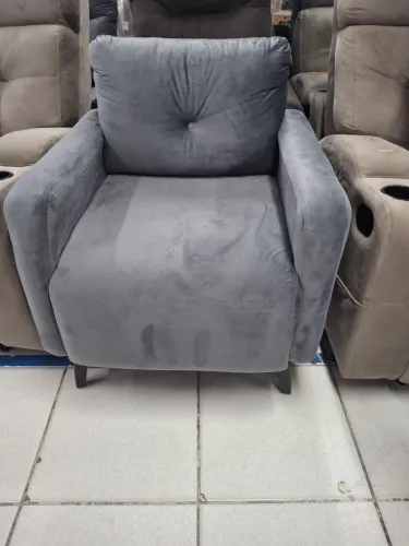 Poltrona decorativa cinza veludo
