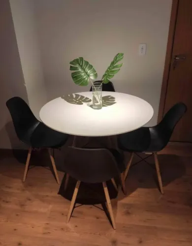 Mesa com 4 cadeiras eiffel - Pague na entrega