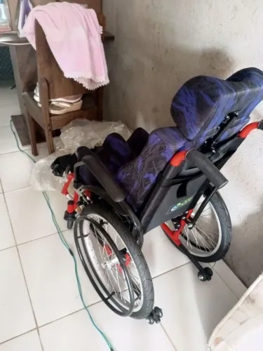 Vendo uma cadeira de rodas nova nunca usada