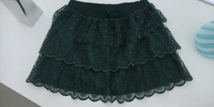 Saia de renda Zara verde. Tamanho 13/14 anos.