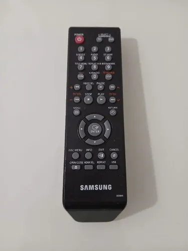 Vendo esse controle marca Samsung modelo DVD 1080KR/XAZ Pouco uso 