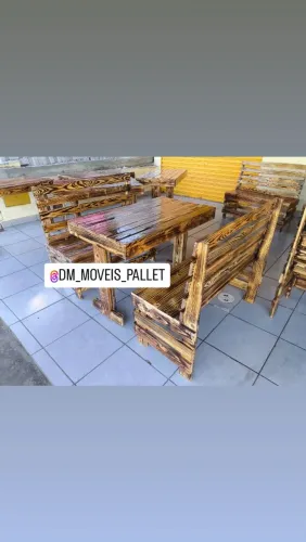 Conjunto de mesa e bancos de madeira rústica