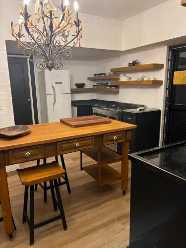 Fabricamos moveis em madeira bruta com estilo industrial 