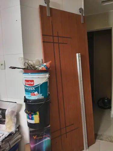 Porta usada com trilho