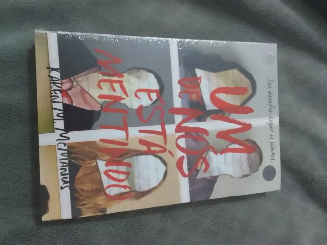 Livro Um de Nós Está Mentindo - Karen M. McManus