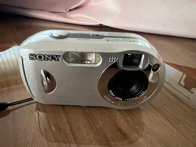 Câmera Sony Cyber-shot DSC-P41 (item colecionador)