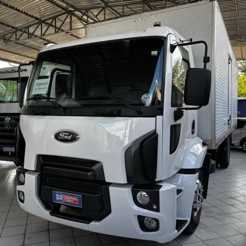 Ford Cargo 1319 2013 Baú 7,00m 