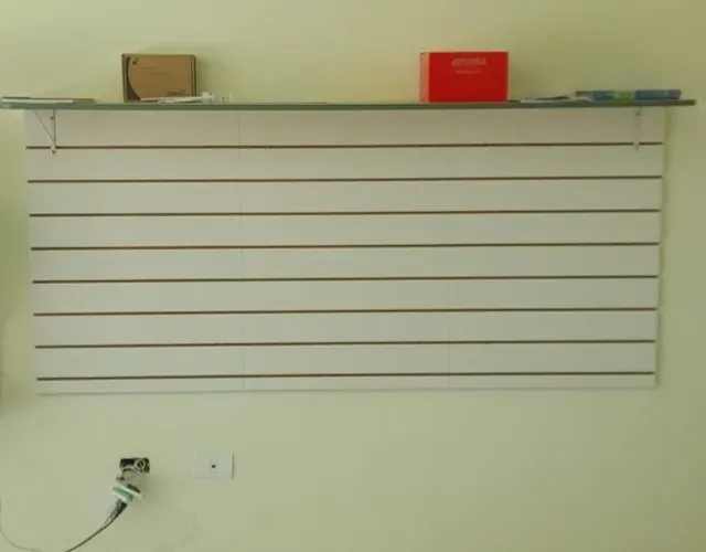 REMATE Painel canaletado com tampo de MDF - ideal para loja / expositor de parede