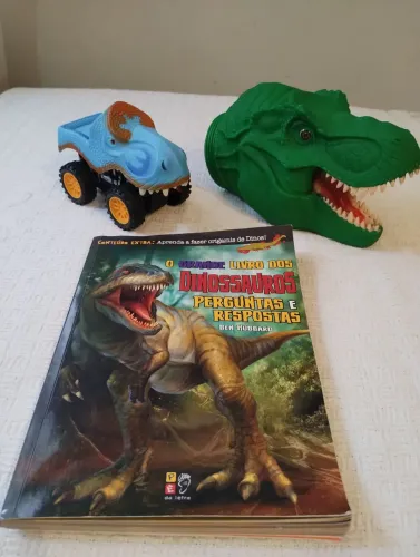 Livro Dinossauros + Brinquedos