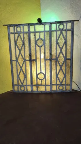 Janela de ferro vitral com design clássico 