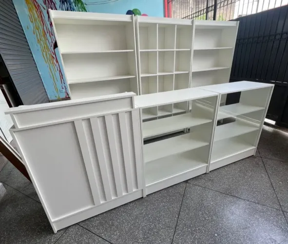 BALCÃO RIPADO COM VITRINES PARA COMÉRCIO NOVO