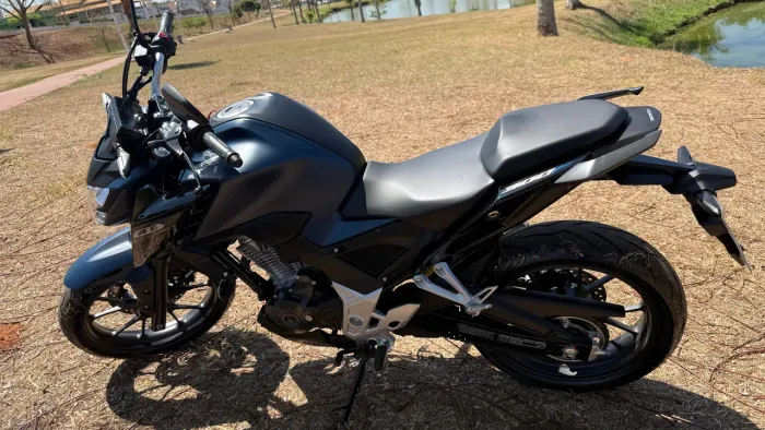 Vende se CB twister 300 F sem um risco 