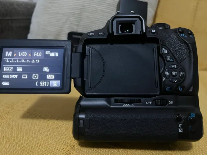 Camera Canon com kit fotográfico.
