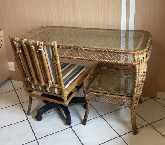 Mesa para Escritório em Junco Natural e Cadeira rotativa em Cana da Índia e Junco Natural