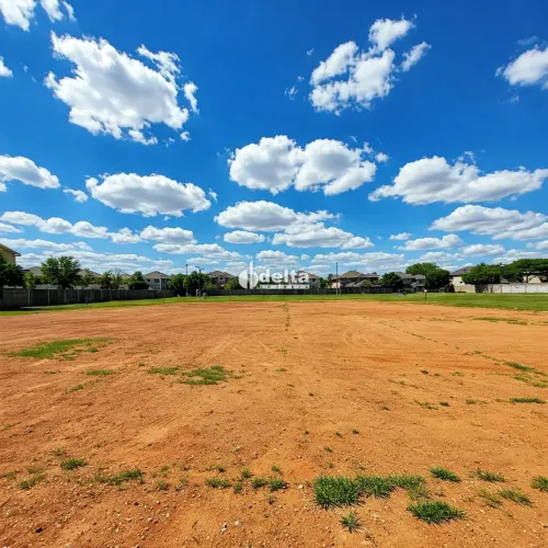 Terreno disponível para locação e venda 800 m² no bairro Brasil em Uberlândia-MG