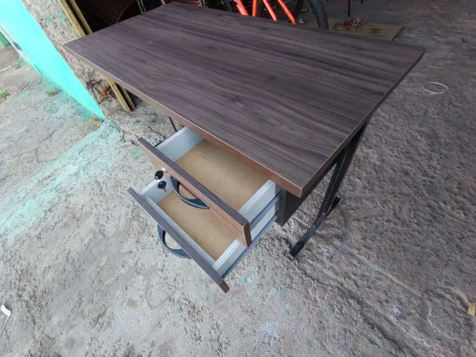 Mesa escritório reta com gavetas 120x60  cor CastanhaCobra taxa de entrega 