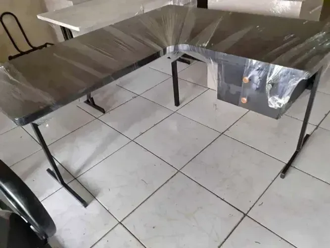 fev- mesa escrivaninha em L cor preta - frete grátis