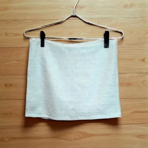 Minissaia de malha branca com brilho.