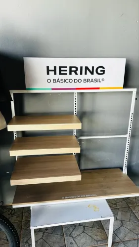 Expositor roupas dobradas