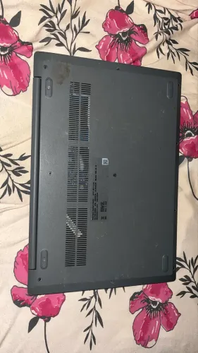 Vendo esse notebook Lenovo, com tela danificada, excelente para aproveitar peças