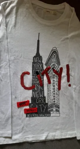 Camisa infantil Sfera com estampa de Nova York com lantejoulas vermelhas/pretas.