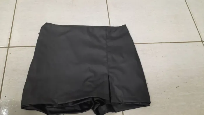 Short saia preta com fenda frontal
