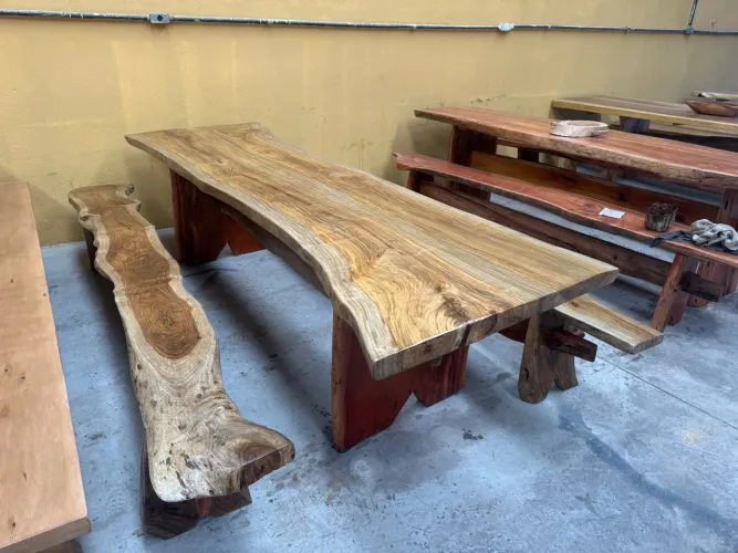Mesa rústica em madeira maciça! Alto padrão 