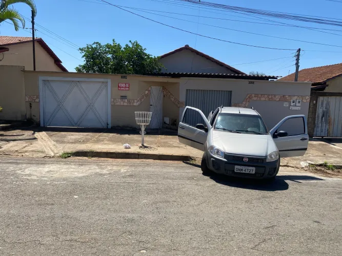 Terreno com 2 casas em Goiânia setor jardim presidente