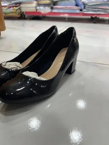 Sapatos pretos de salto baixo