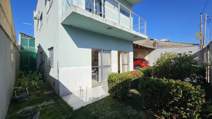 Sobrado completo com suíte, jardim e segurança total!