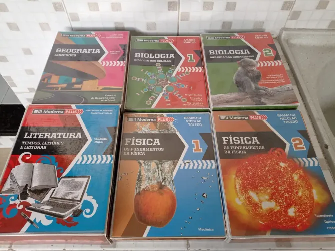 Livros coleções Moderna Plus e diversos