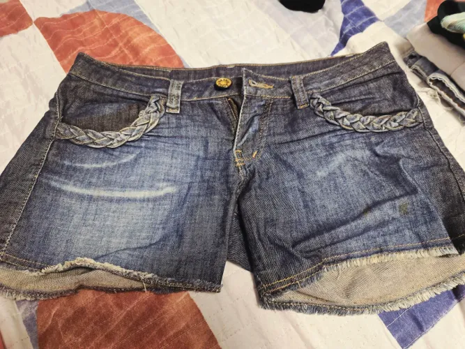 Short um jeans tamanho 34 .30 reais