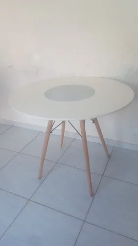 Mesa pés palito em MDF. 90 CM para 4 pessoas.