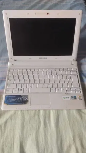 Notebook Samsung branco, com rosa