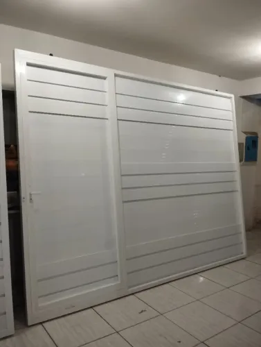 Portão de 300x210, com social. Lambril qualdrado e lambril pvc