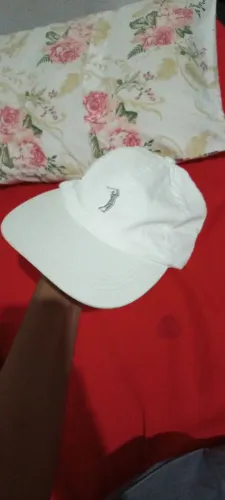Boné aleatory original, pequena macha ( só passar produto que sai)