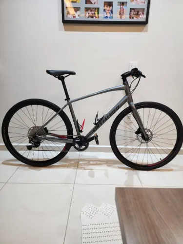 Bicicleta Specialized Sirrus Sport - Praticamente nova.