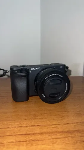 Câmera Sony A6400 com apenas um mês de uso