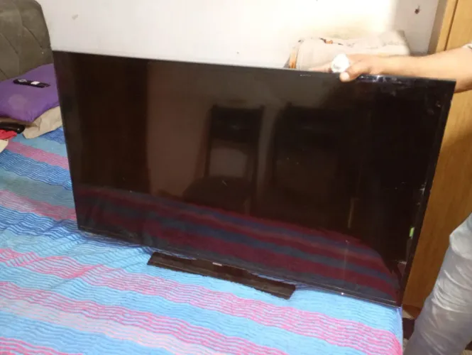Televisão 43 polegadas com a tela quebrada marca sansumg