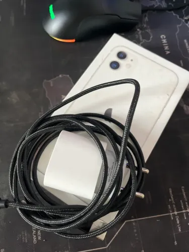 IPhone 11 somente a caixa e cabos