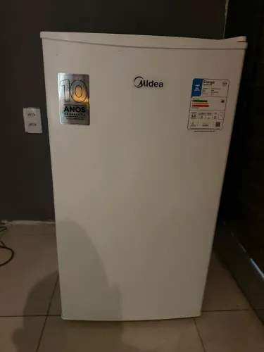 Frigobar Midea 93 litros bivolt 