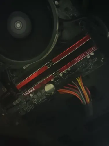 Kit Memorias RAM Team Group T-Force Vulcan 16GB (2X8) 2400MHz CL16 DDR4