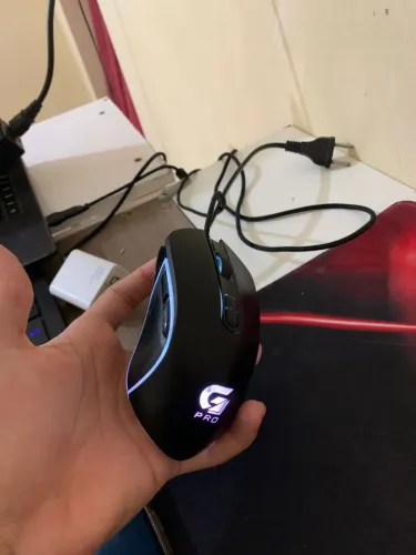 Mouse gamer com fio Fortrek Pro M3 RGB preto com 4800 DPI óptico.