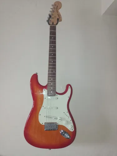 Guitarra fender sequer stand
