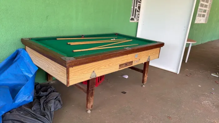 Mesa de sinuca completa (acompanha tampo de madeira e lona para cobertura)