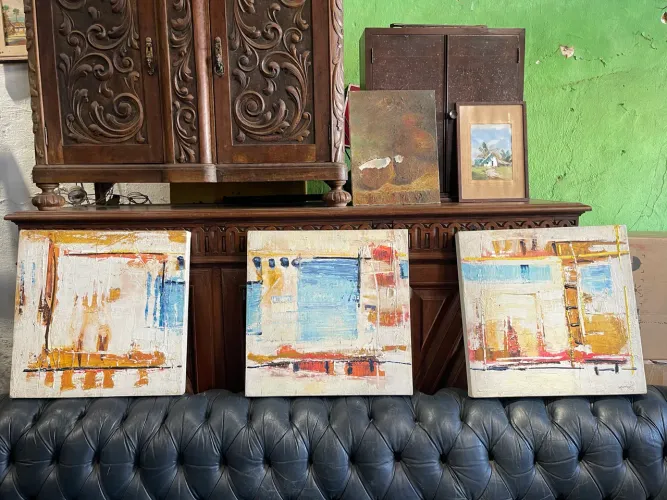 Quadros abstratos de José Munhoz, tríptico. Óleo sobre tela.
