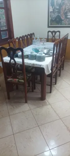 MESA DE JANTAR DE MADEIRA COM OITO CADEIRAS TAMPO DE VIDRO