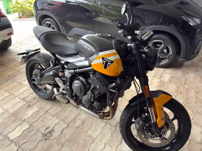 Triumph Trident 660 Amarela